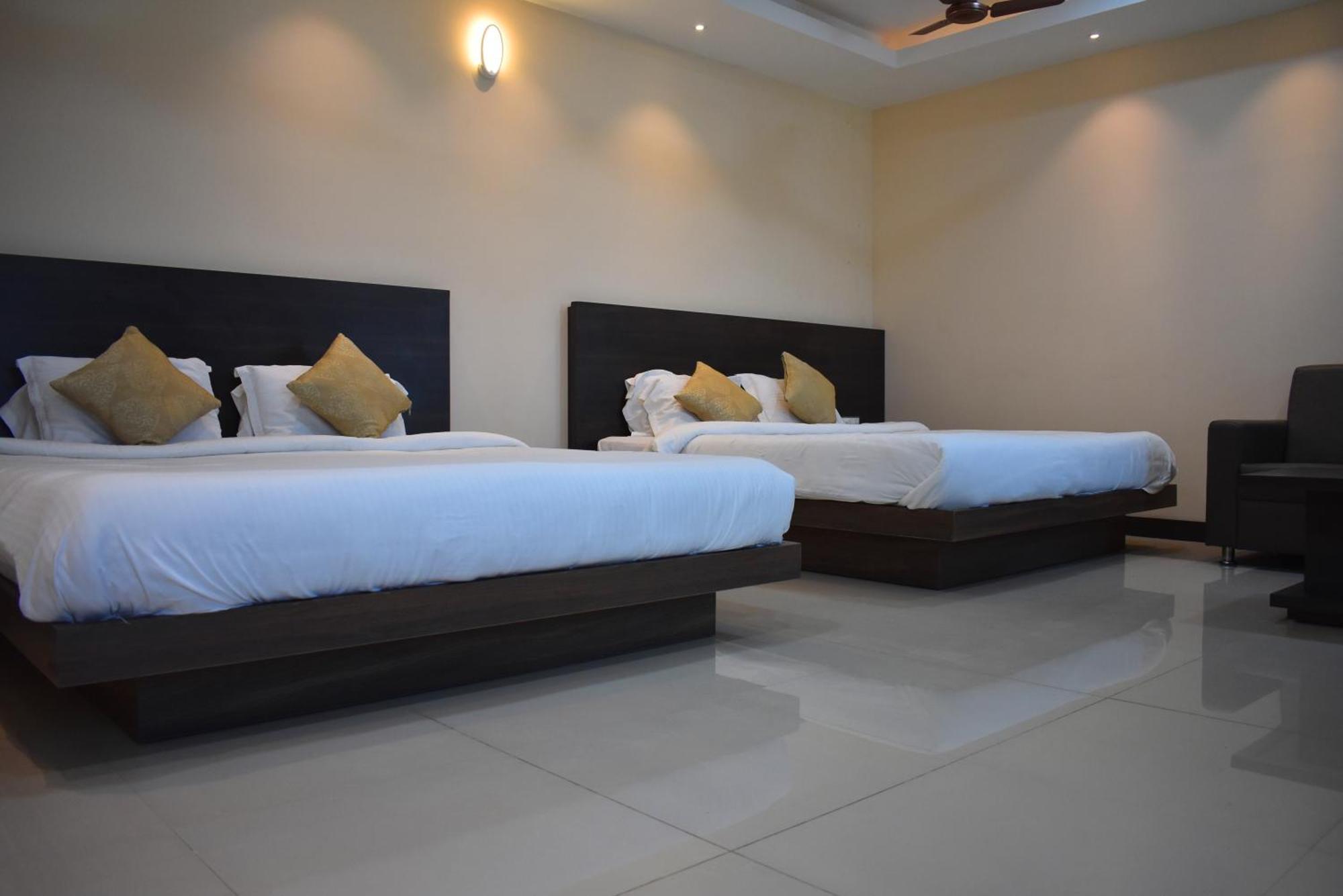 Hotel Sami V Landmarks Aranthangi Esterno foto