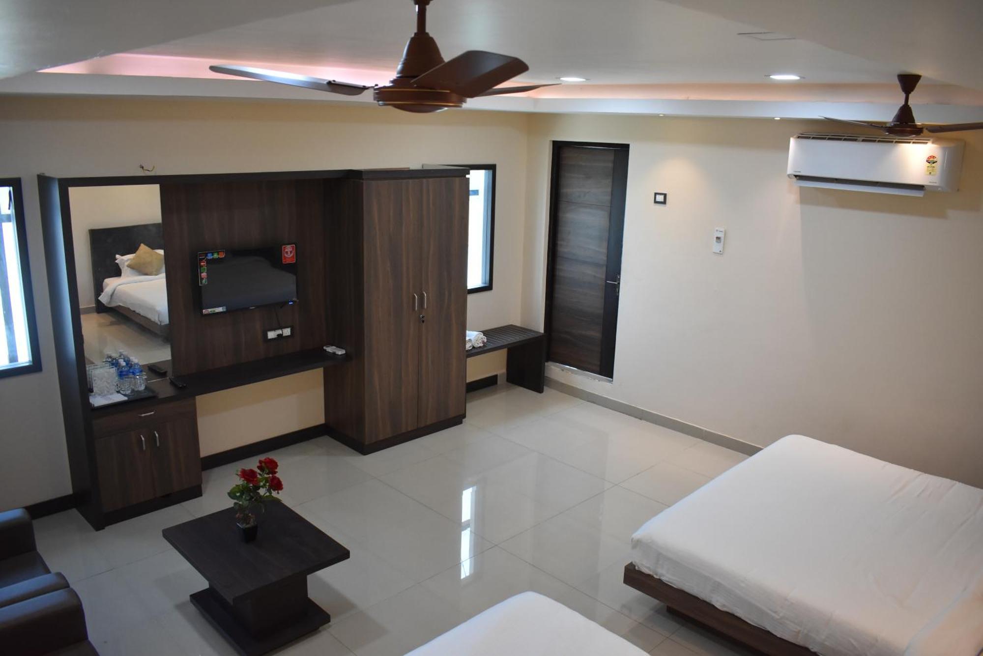 Hotel Sami V Landmarks Aranthangi Esterno foto
