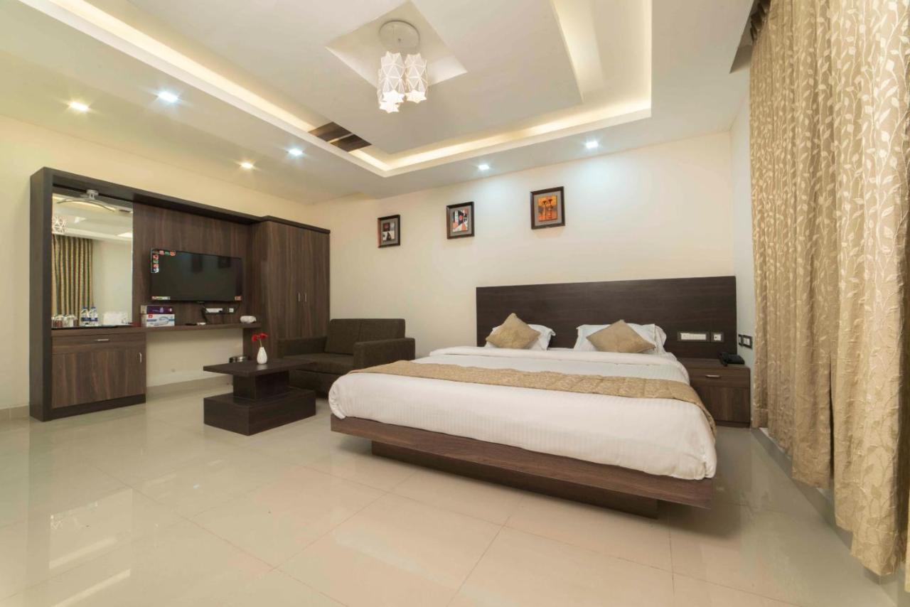 Hotel Sami V Landmarks Aranthangi Esterno foto