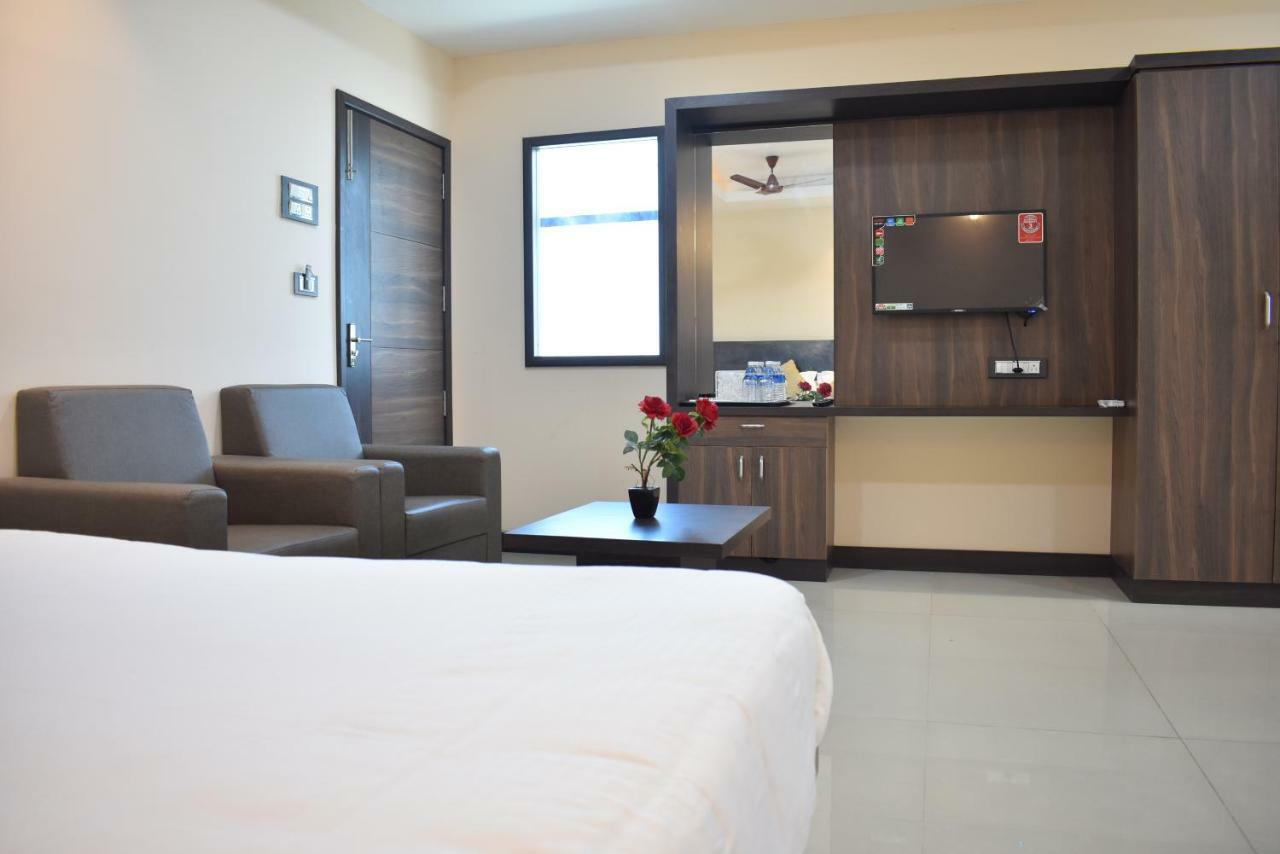 Hotel Sami V Landmarks Aranthangi Esterno foto