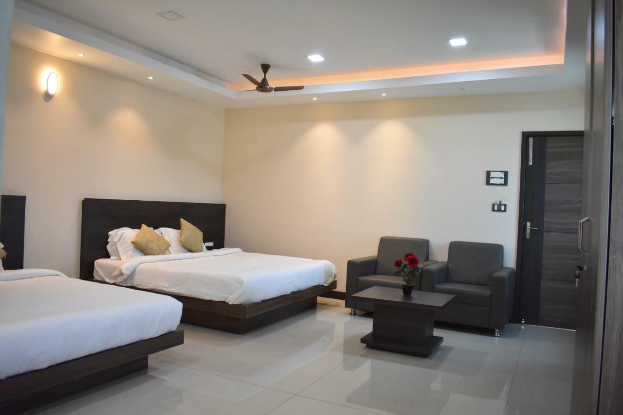 Hotel Sami V Landmarks Aranthangi Esterno foto