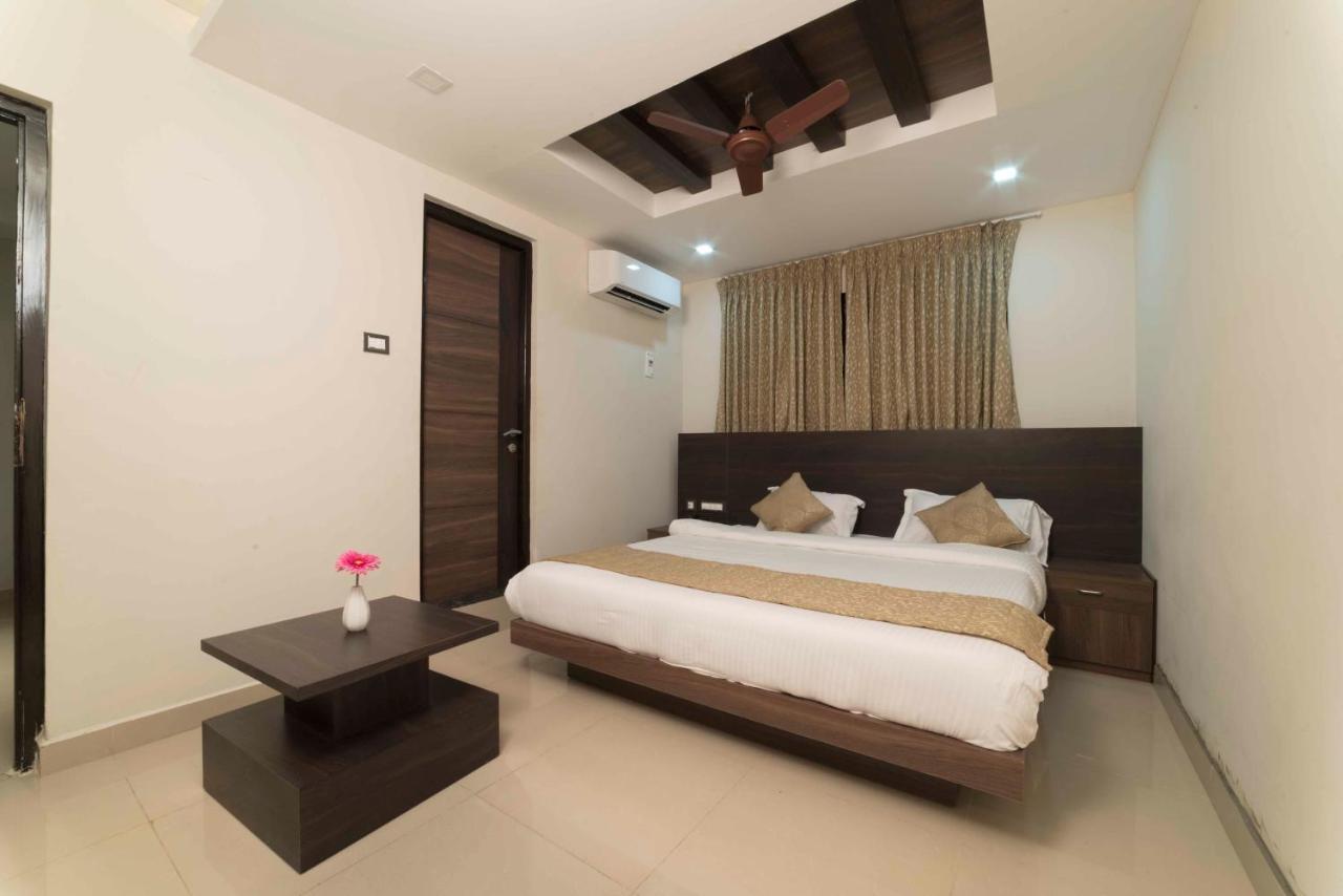 Hotel Sami V Landmarks Aranthangi Esterno foto